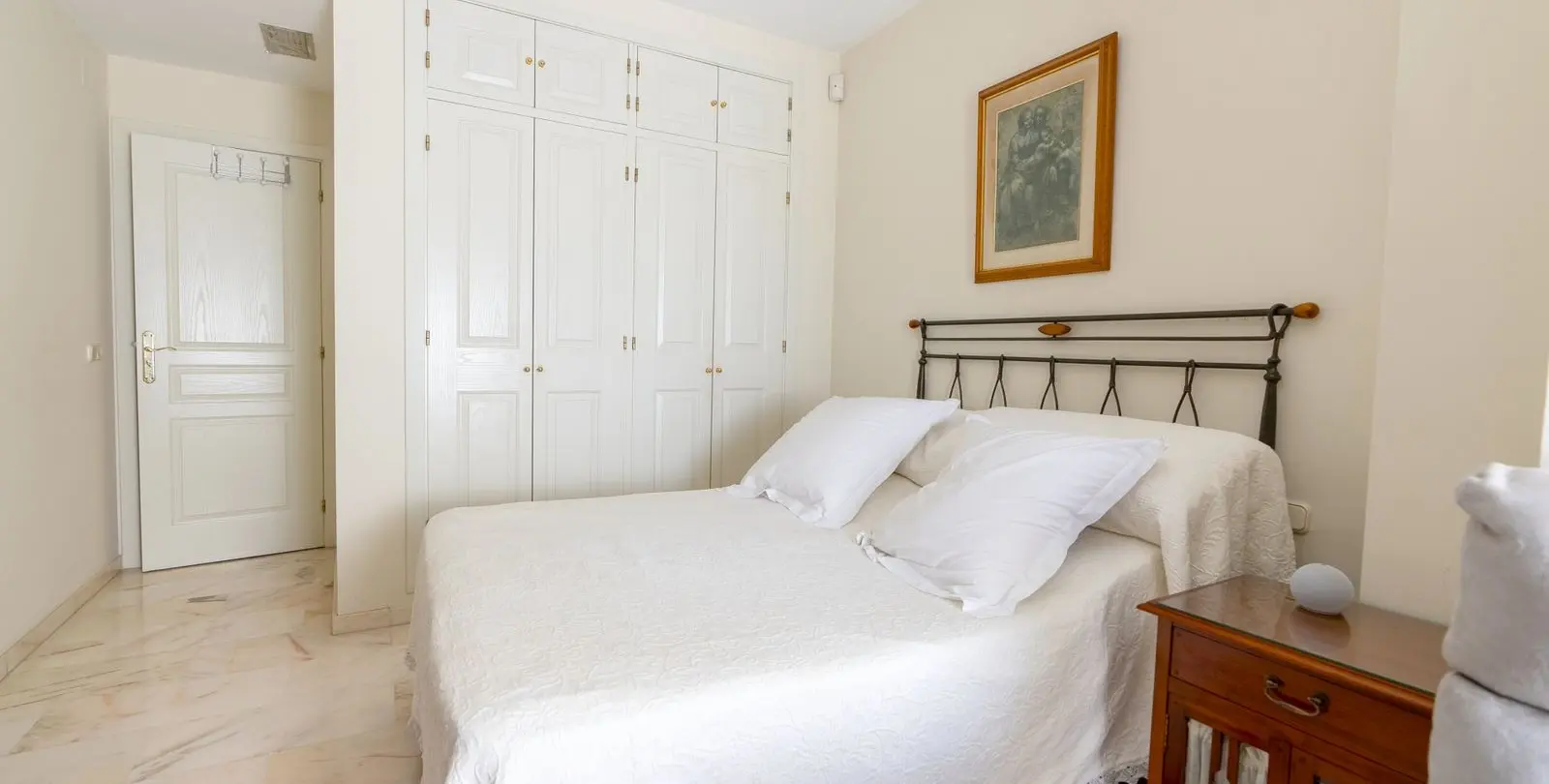 Sale of middle floor apartment in Estepona 10