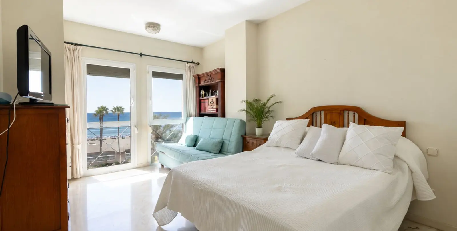Sale of middle floor apartment in Estepona 11