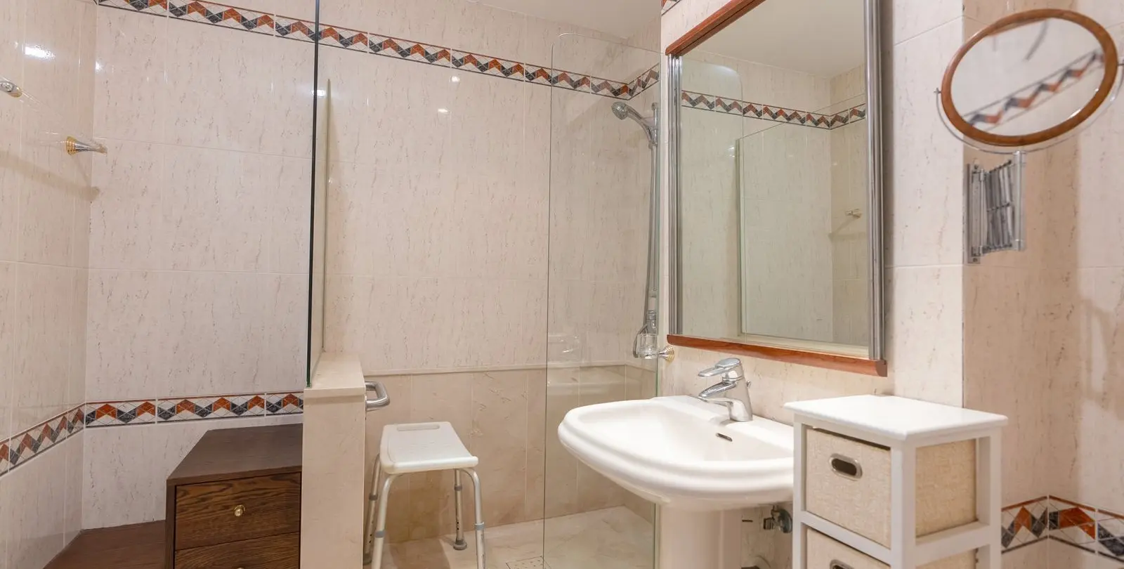 Sale of middle floor apartment in Estepona 14
