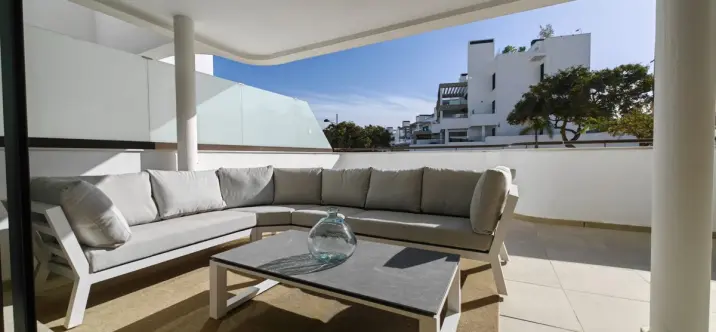 Venta de apartamento en planta baja en Estepona 1
