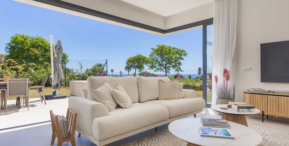 Продажа дома на две семьи в Casares Playa 1