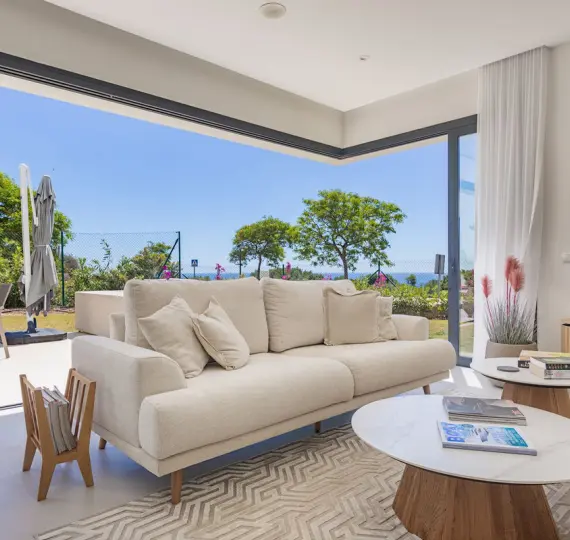 Продажа дома на две семьи в Casares Playa