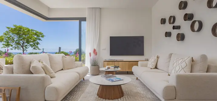 Продажа дома на две семьи в Casares Playa 1