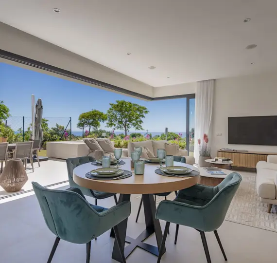 Продажа дома на две семьи в Casares Playa