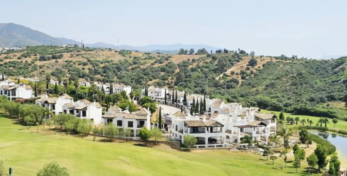 Sale of detached villa in Estepona 1
