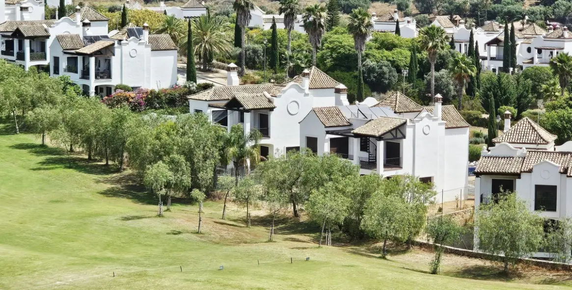 Sale of detached villa in Estepona 2