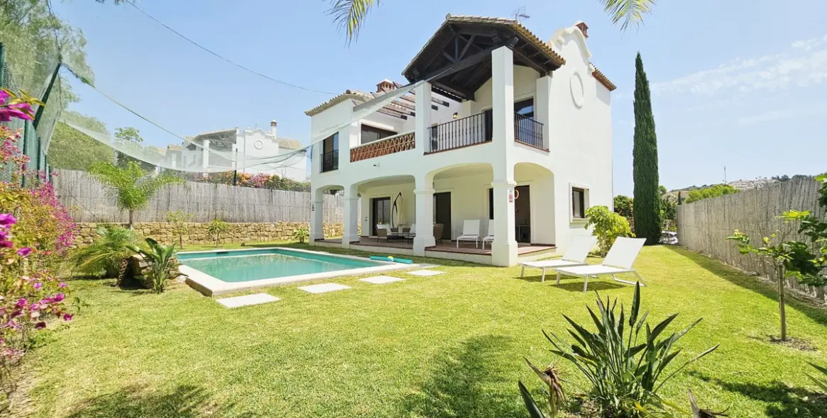 Sale of detached villa in Estepona 3