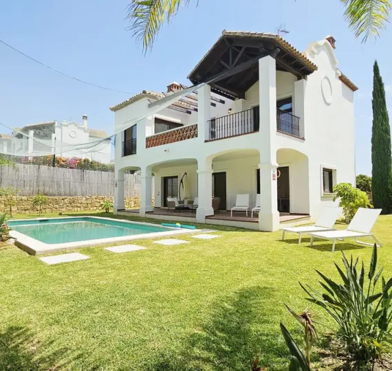 Sale of detached villa in Estepona