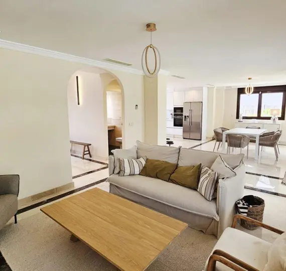 Sale of detached villa in Estepona