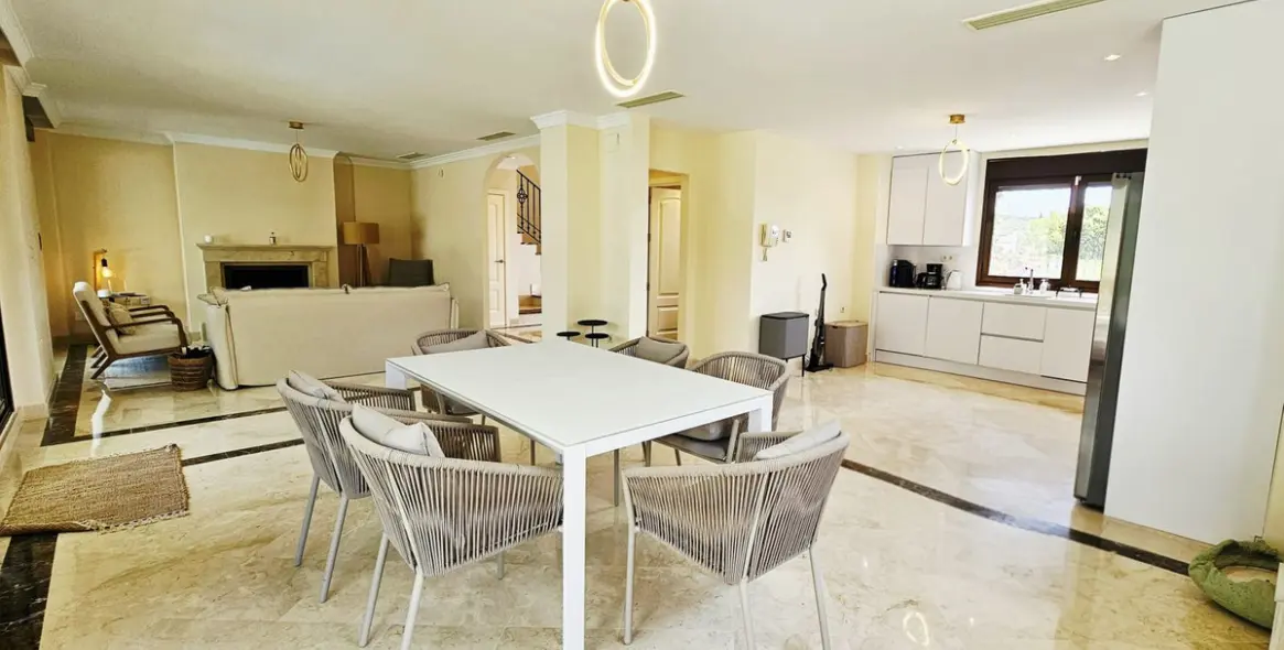 Sale of detached villa in Estepona 9