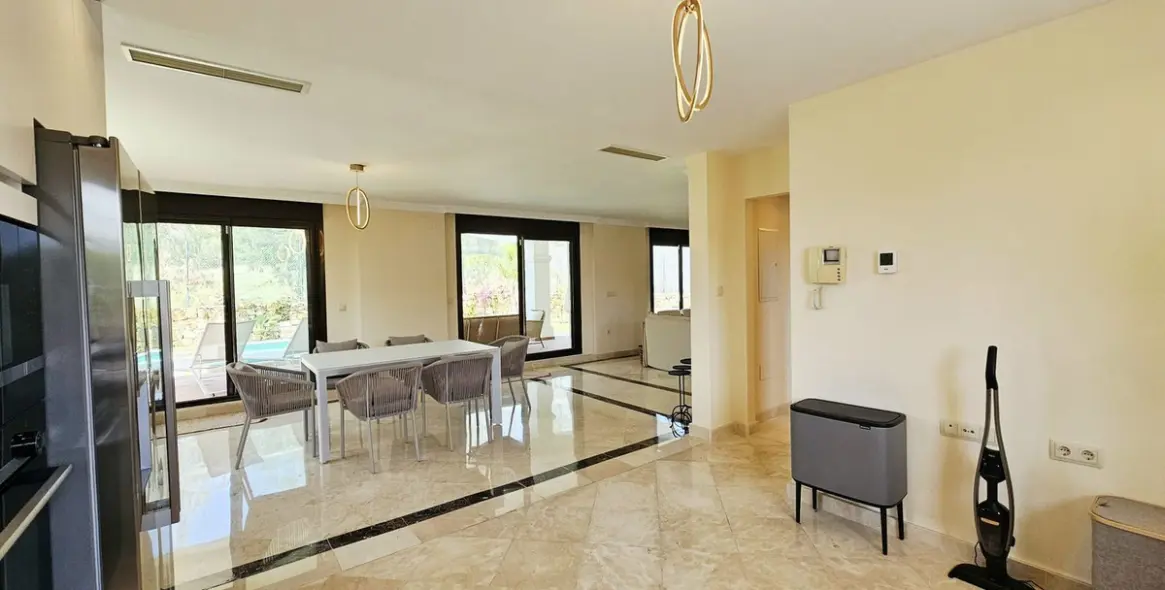 Sale of detached villa in Estepona 11