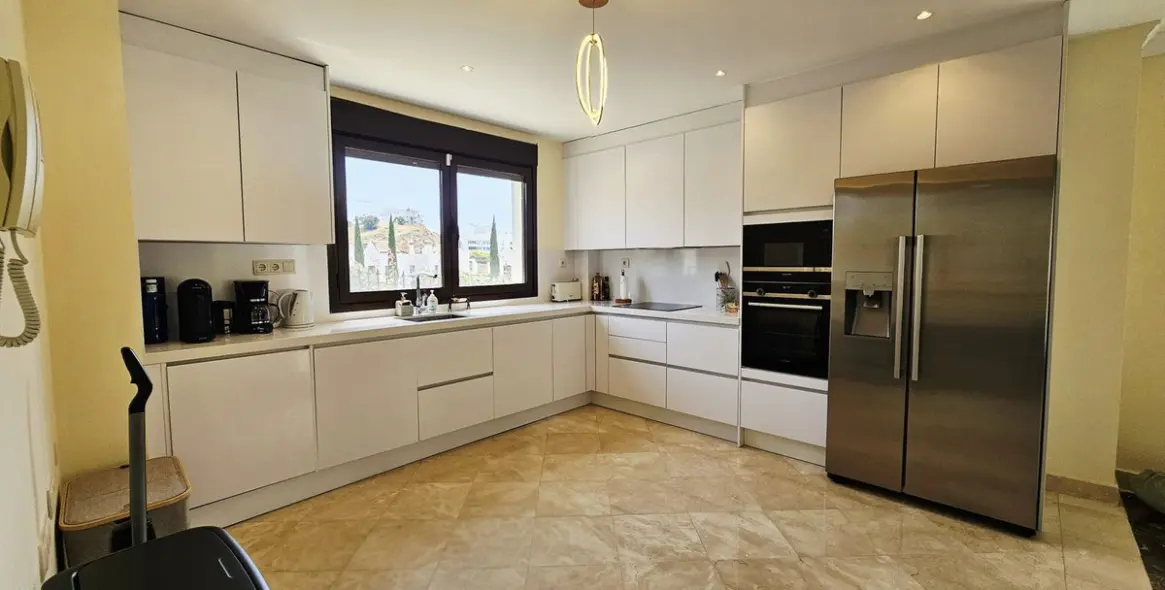 Sale of detached villa in Estepona 12