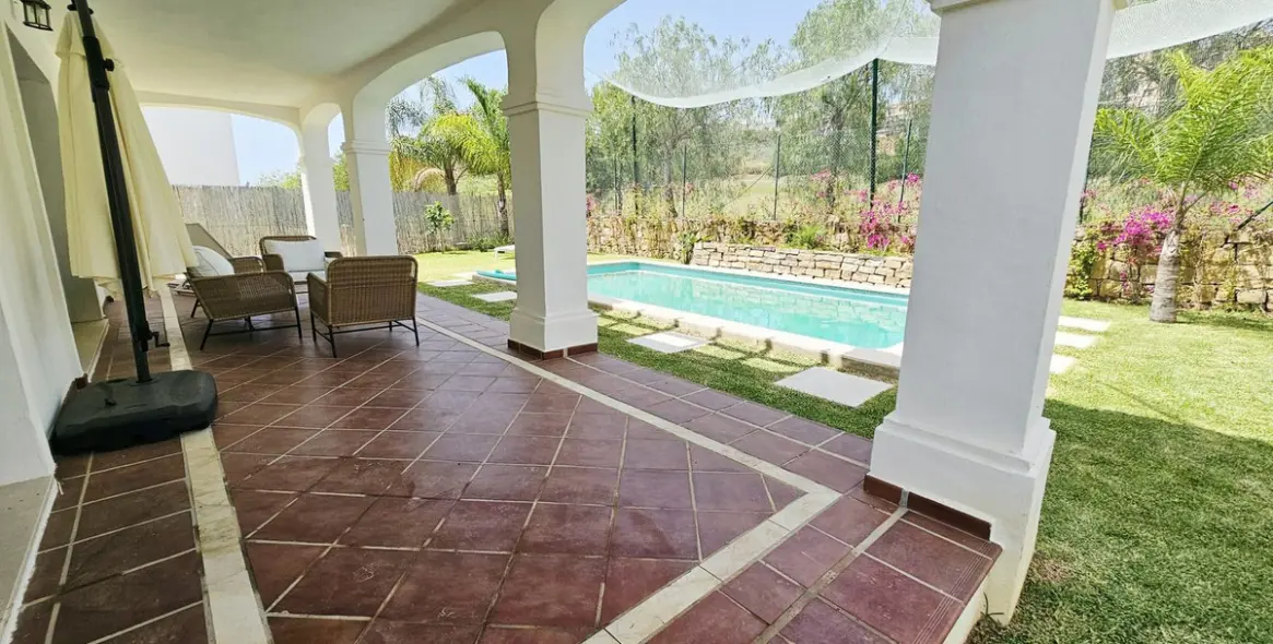 Sale of detached villa in Estepona 19