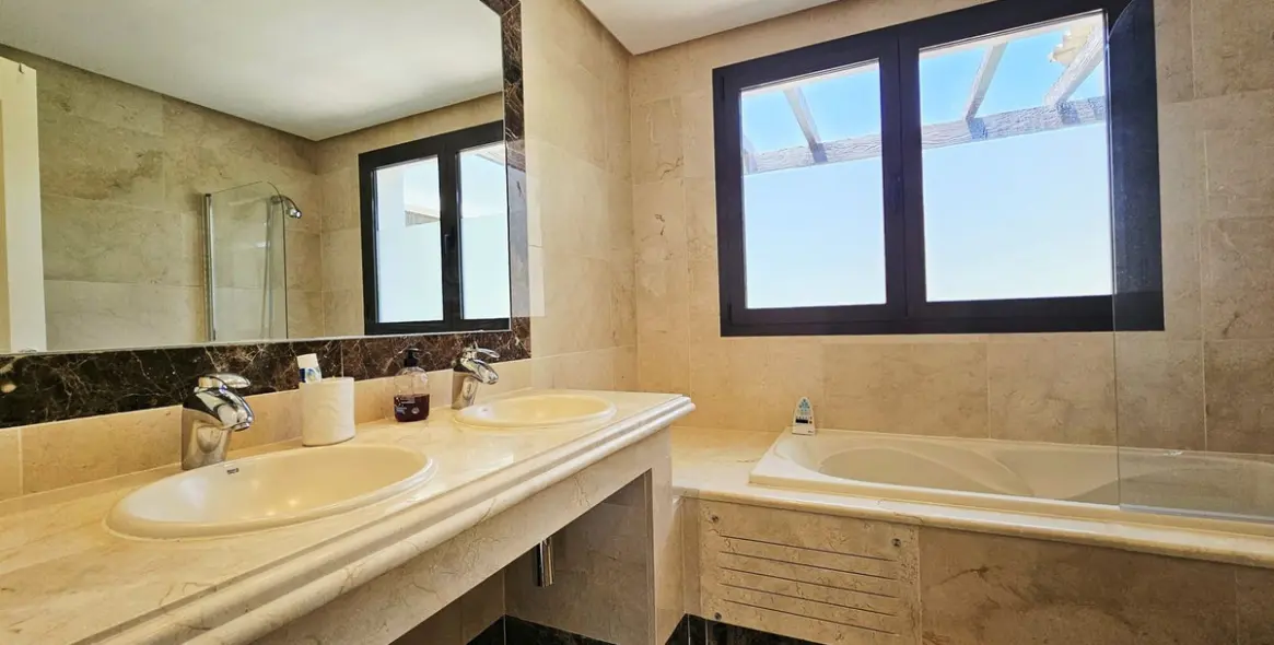 Sale of detached villa in Estepona 26