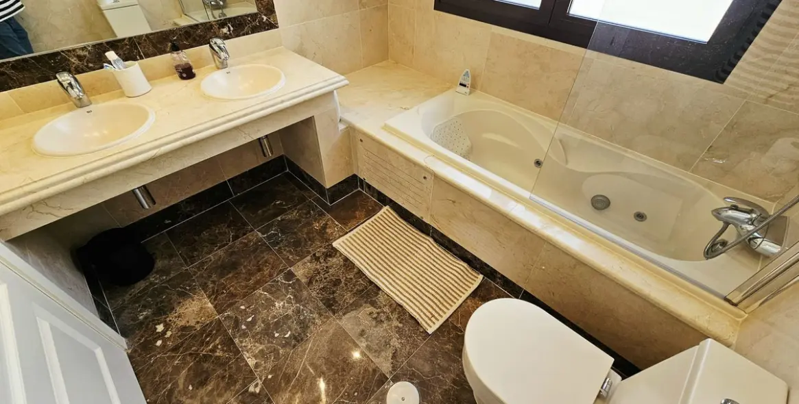Sale of detached villa in Estepona 27