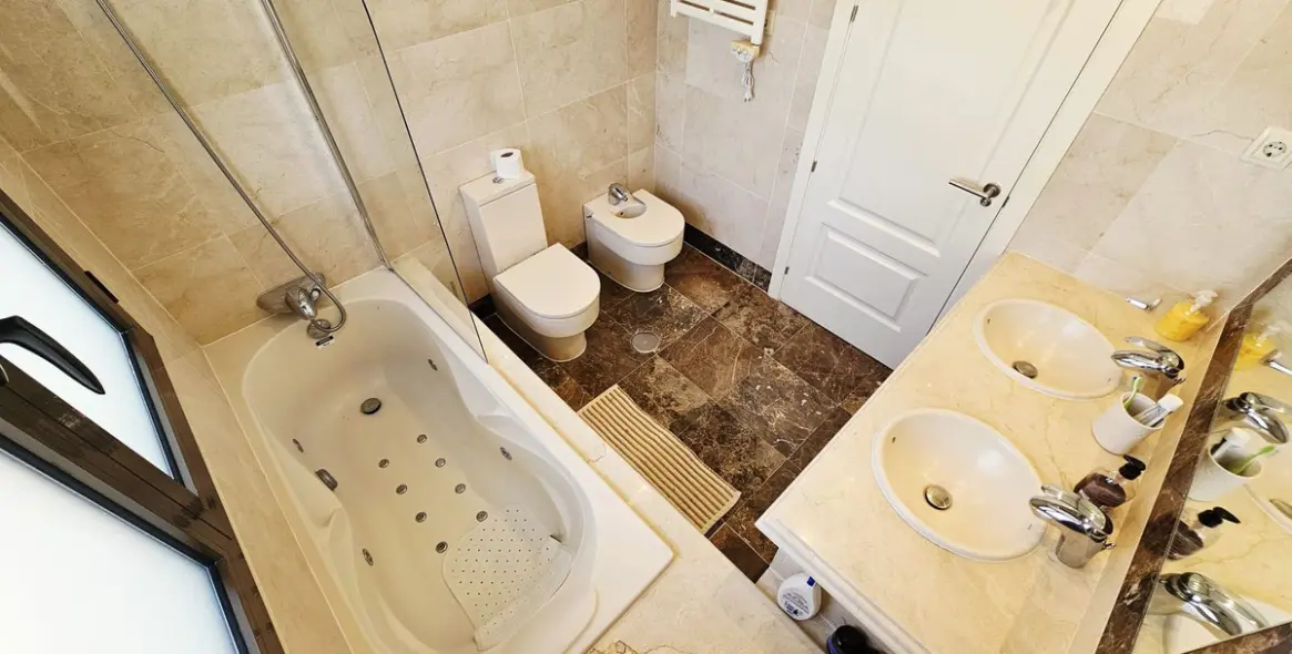 Sale of detached villa in Estepona 28