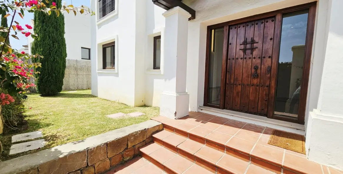Sale of detached villa in Estepona 40