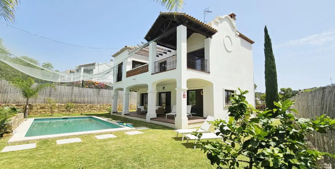 Sale of detached villa in Estepona 43