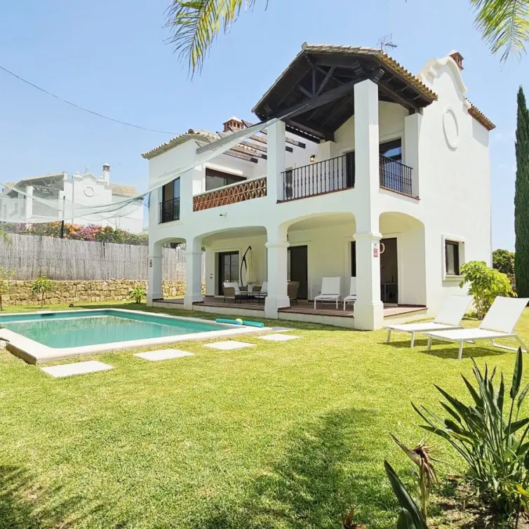 Venta de villa independiente en Estepona