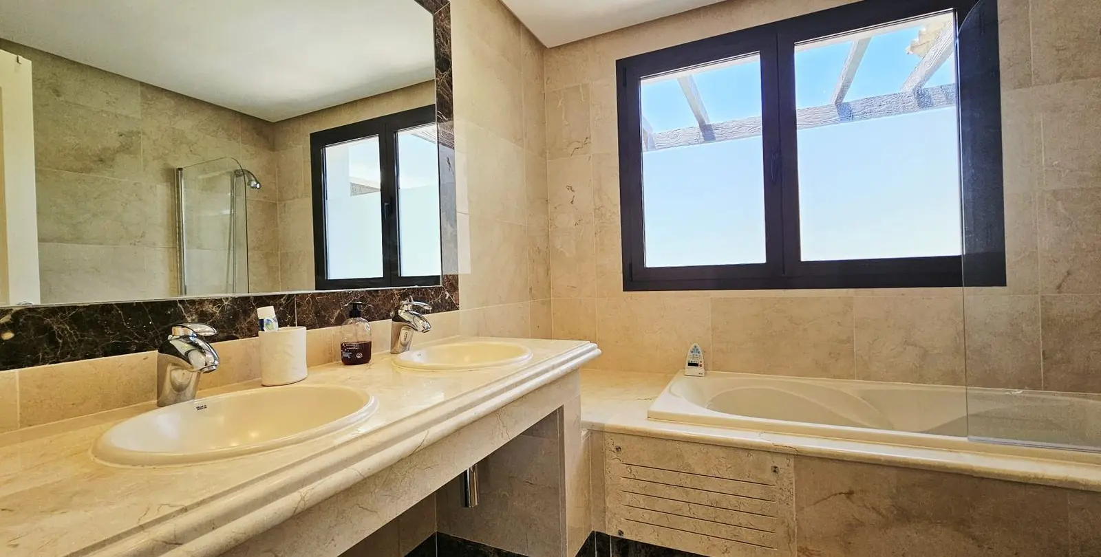 Sale of detached villa in Estepona 25
