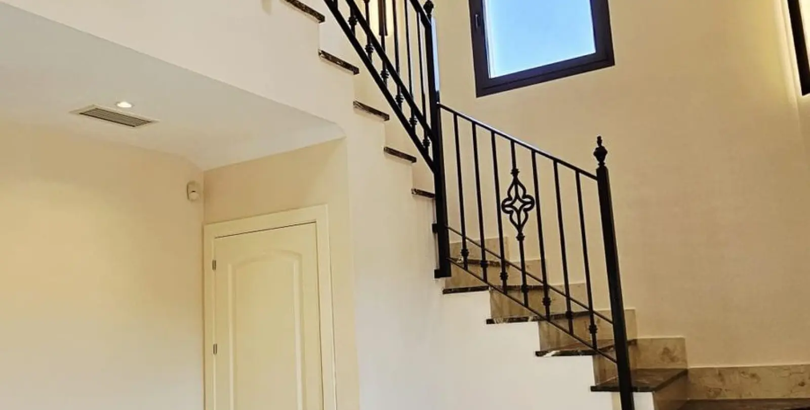 Sale of detached villa in Estepona 37