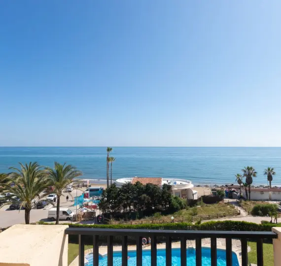 Sale of penthouse in Elviria