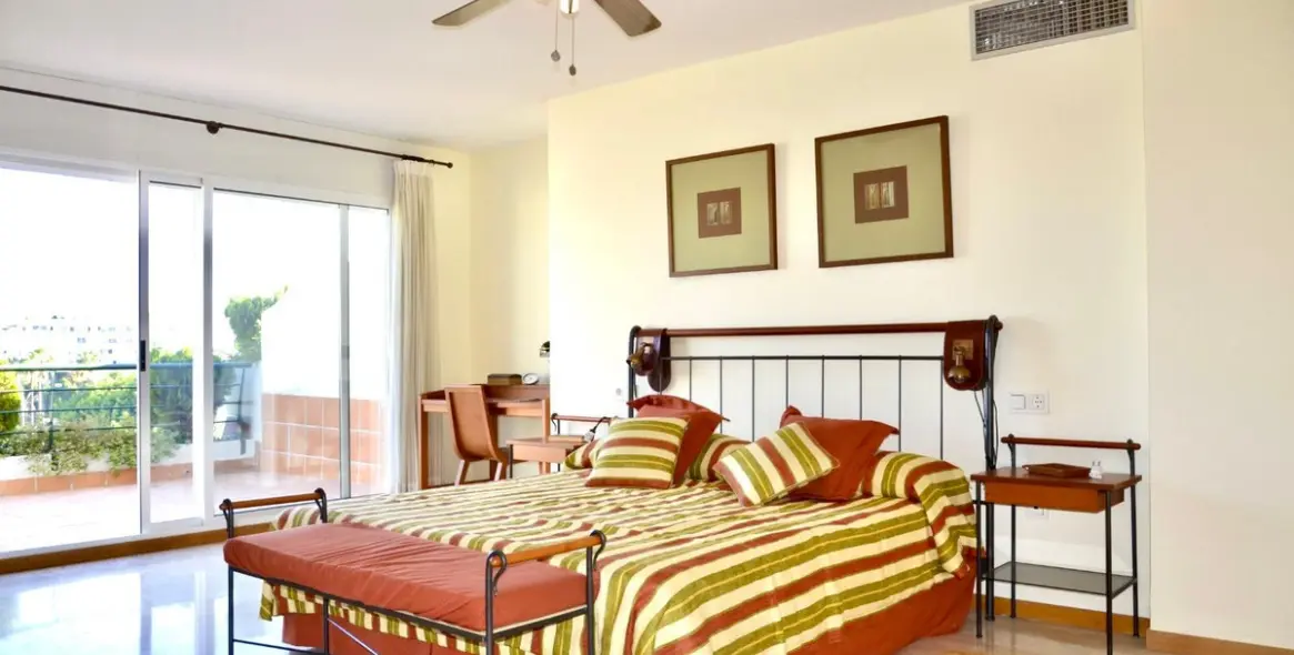 Продажа двухуровневого пентхауса в Guadalmina Alta 2