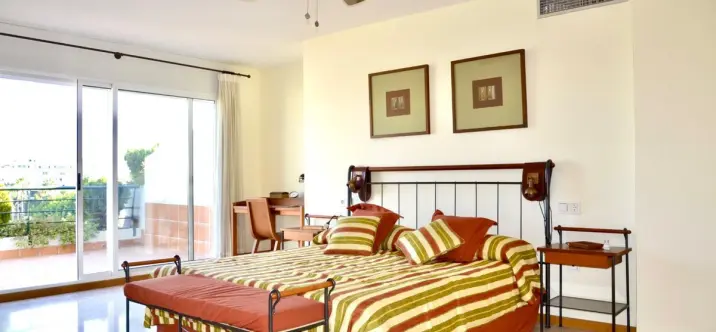 Продажа двухуровневого пентхауса в Guadalmina Alta 1