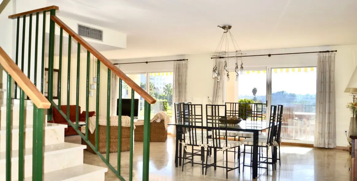 Продажа двухуровневого пентхауса в Guadalmina Alta 7