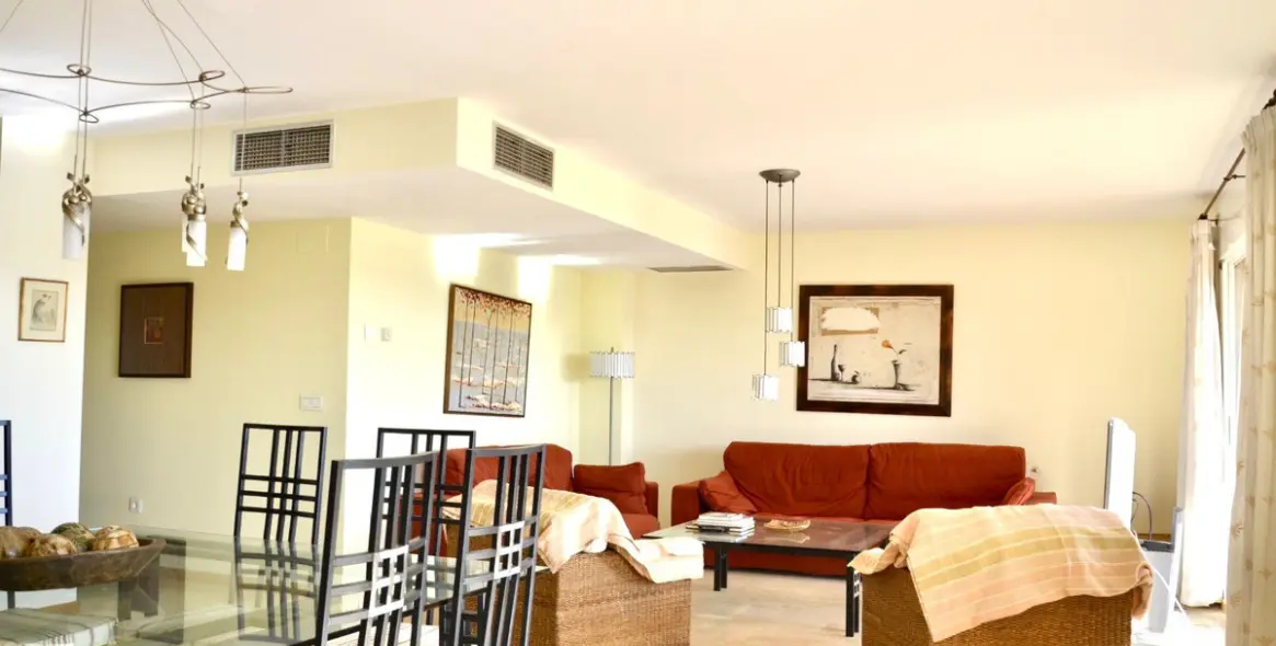 Продажа двухуровневого пентхауса в Guadalmina Alta 11