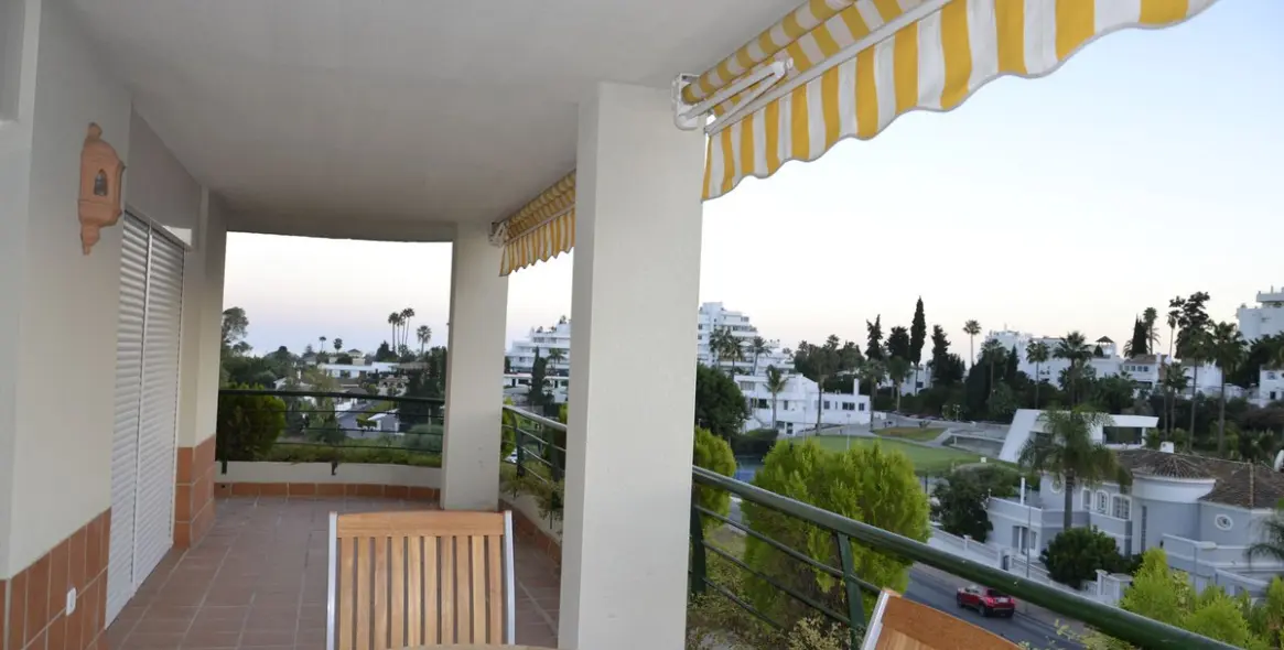 Продажа двухуровневого пентхауса в Guadalmina Alta 15