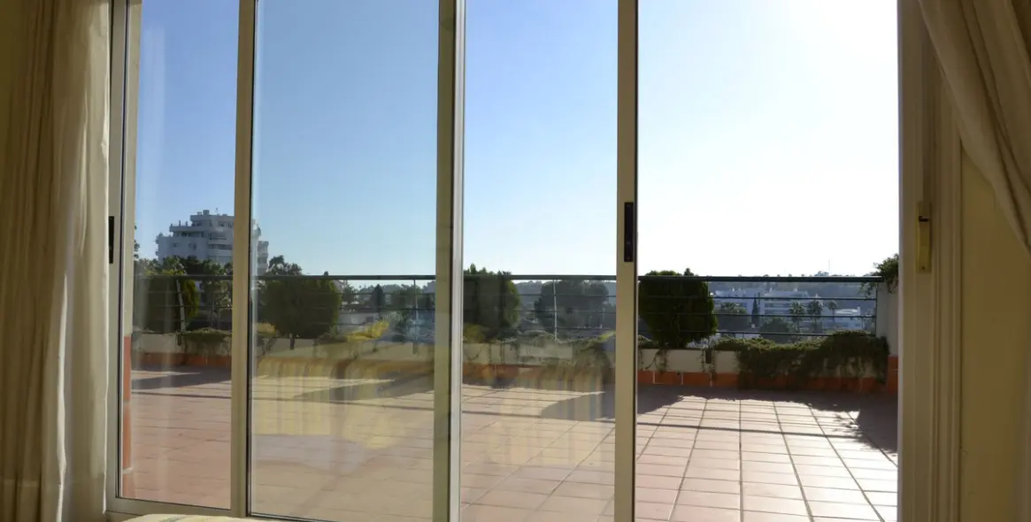 Venta de ático dúplex en Guadalmina Alta 42