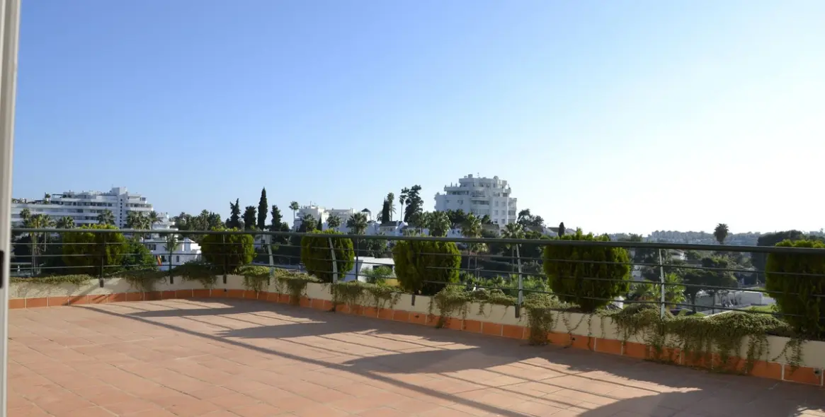 Venta de ático dúplex en Guadalmina Alta 43