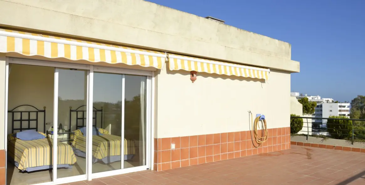 Venta de ático dúplex en Guadalmina Alta 44