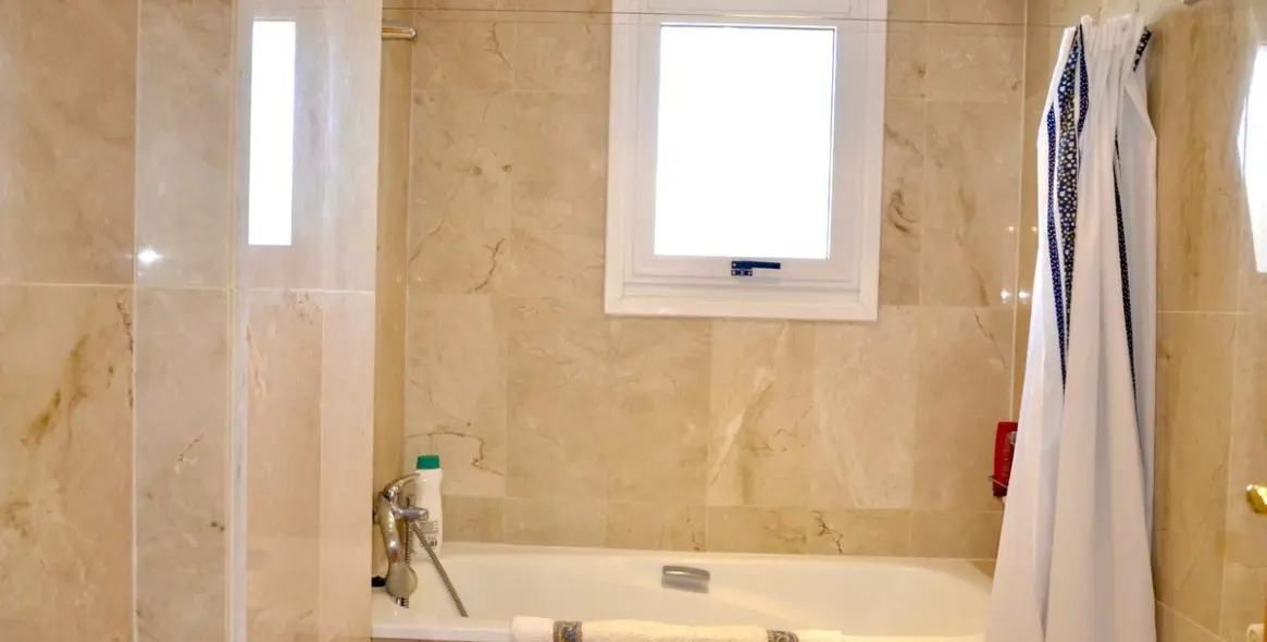 Venta de ático dúplex en Guadalmina Alta 64