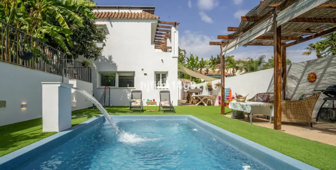 Sale of detached villa in La Campana 1