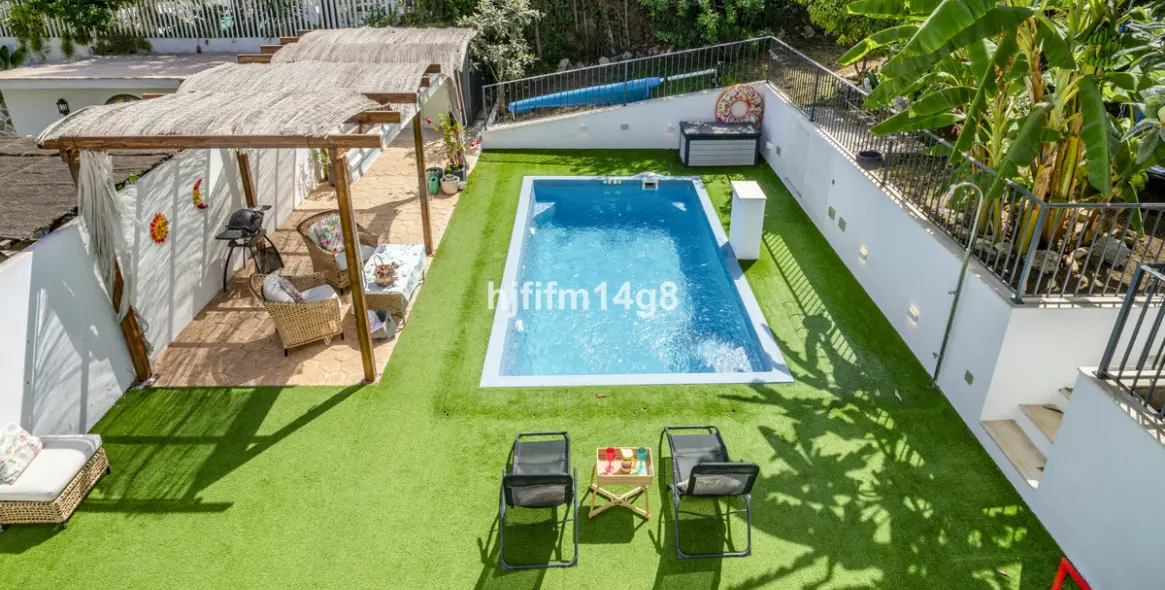 Sale of detached villa in La Campana 2