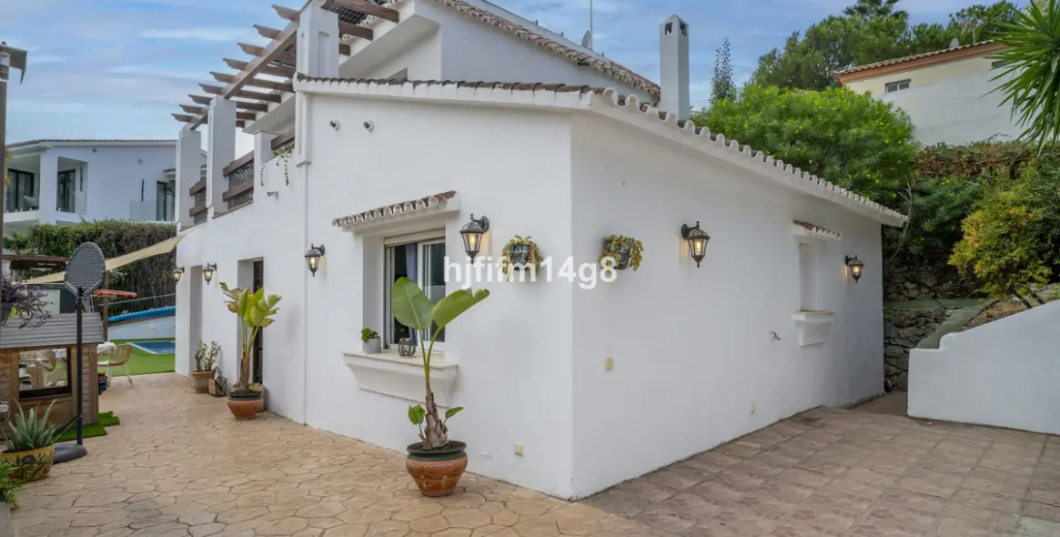 Sale of detached villa in La Campana 3