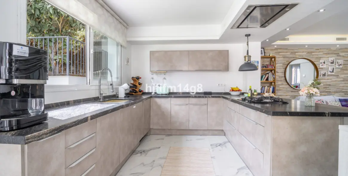 Sale of detached villa in La Campana 6