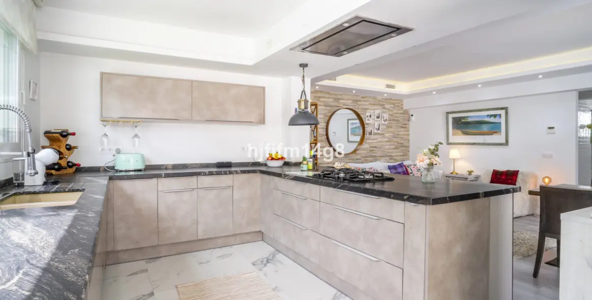 Sale of detached villa in La Campana 7