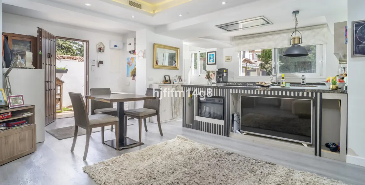 Sale of detached villa in La Campana 8