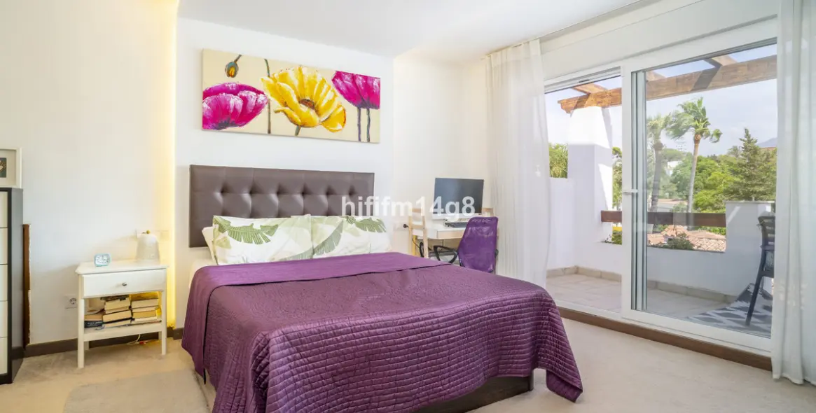 Sale of detached villa in La Campana 9