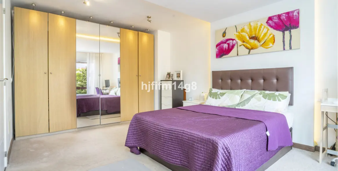 Sale of detached villa in La Campana 10