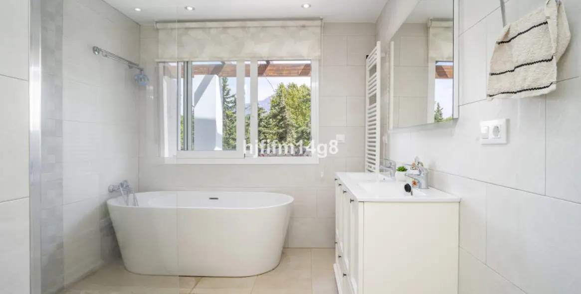 Sale of detached villa in La Campana 11