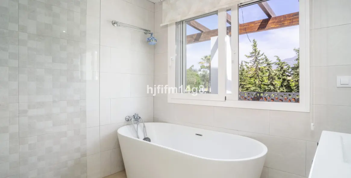 Sale of detached villa in La Campana 12