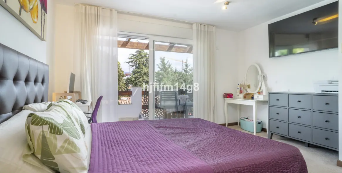 Sale of detached villa in La Campana 13