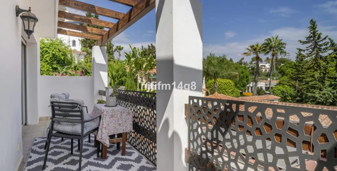 Sale of detached villa in La Campana 15