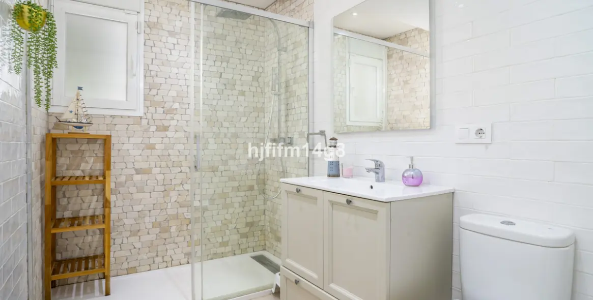 Sale of detached villa in La Campana 16