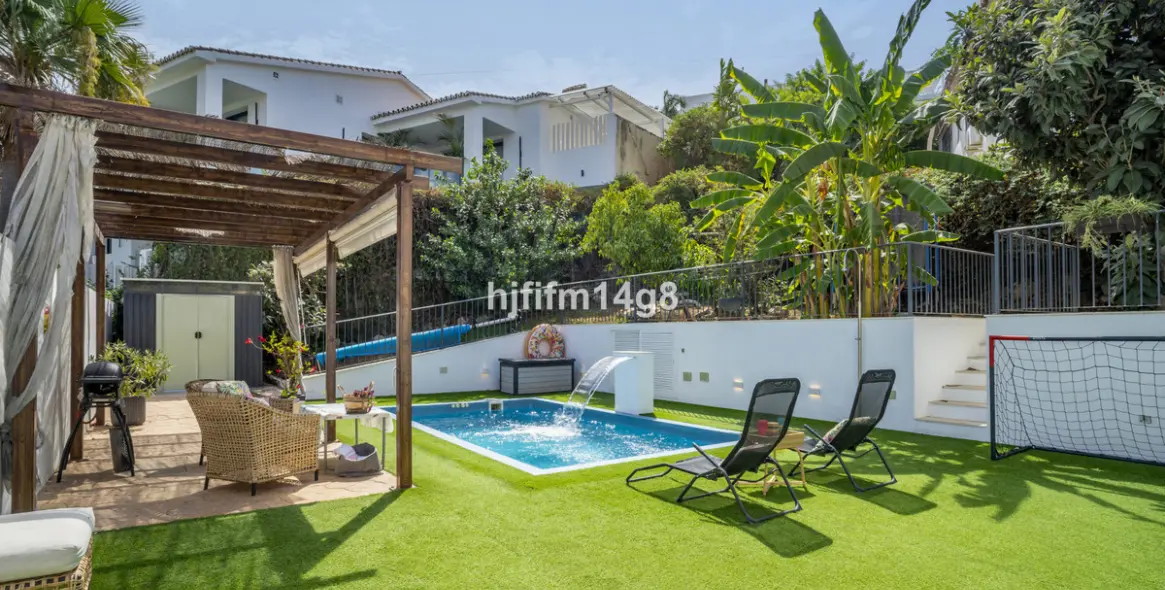 Sale of detached villa in La Campana 18