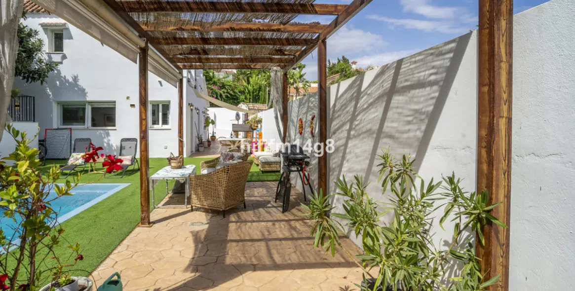 Sale of detached villa in La Campana 19